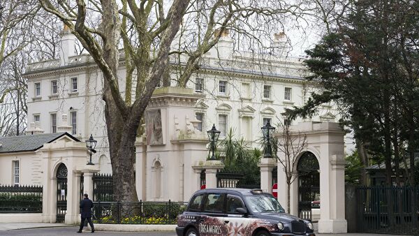 Роковой плевок. Лондонец с COVID обрек на мучения водителя такси