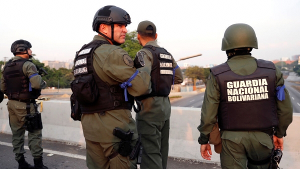 В Венесуэле задержали пытавшихся проникнуть в страну дезертиров В Венесуэле задержали пытавшихся проникнуть в страну дезертиров