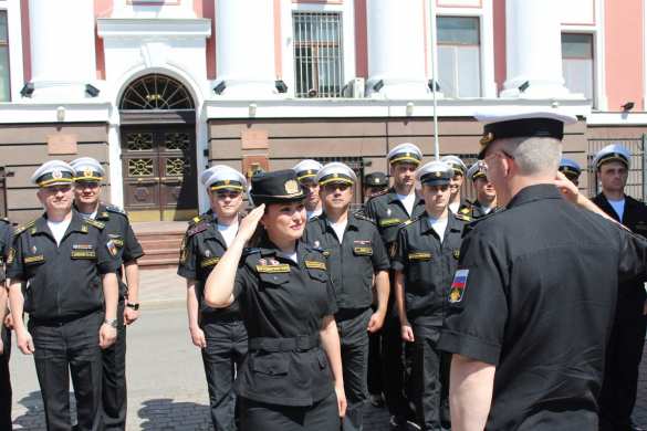 Опубликованы кадры награждения потерявшей туфлю на параде Победы девушки (+ФОТО, ВИДЕО)