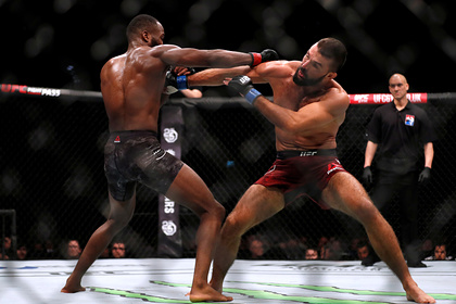 Боец UFC примкнул к протестующим против расизма Боец UFC примкнул к протестующим против расизма