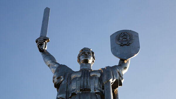 Депутат Рады осудил акцию с флагом ЛГБТ над киевской "Родины-матерью" Депутат Рады осудил акцию с флагом ЛГБТ над киевской "Родины-матерью"