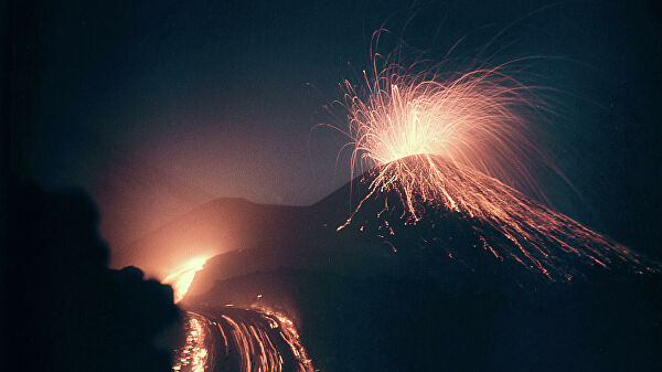 Вулкан Ключевской на Камчатке выбросил шестикилометровый столб пепла Вулкан Ключевской на Камчатке выбросил шестикилометровый столб пепла