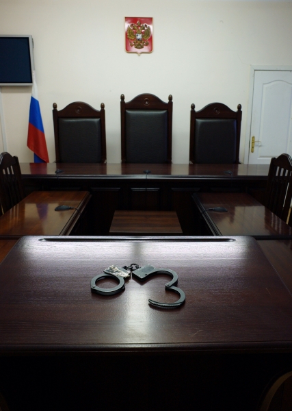 Под залогом, над арестом