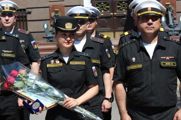 Опубликованы кадры награждения потерявшей туфлю на параде Победы девушки (+ФОТО, ВИДЕО)