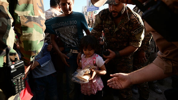 Российские военные привезли продукты в сирийский Кафер-Бисин