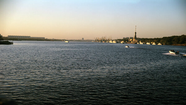 Площадь разлива нефти на Химкинском водохранилище увеличилась Площадь разлива нефти на Химкинском водохранилище увеличилась