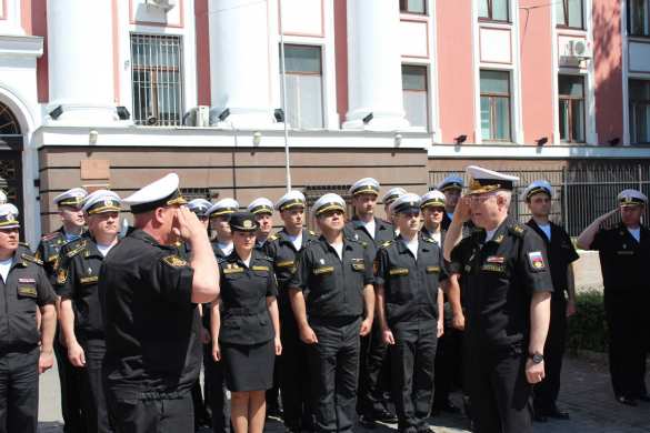 Опубликованы кадры награждения потерявшей туфлю на параде Победы девушки (+ФОТО, ВИДЕО)