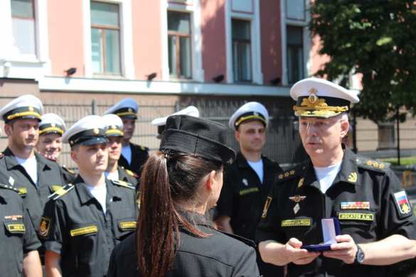 Опубликованы кадры награждения потерявшей туфлю на параде Победы девушки (+ФОТО, ВИДЕО)