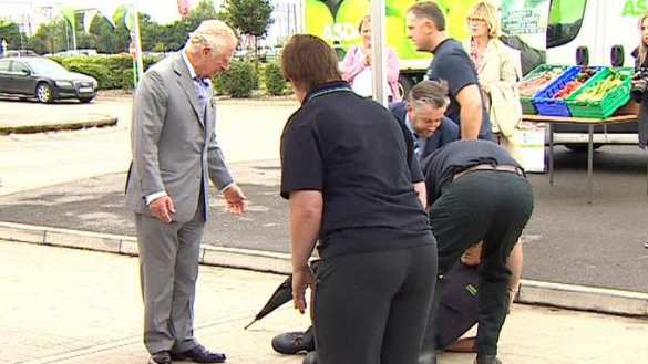 «Взгляд вырубаемости»: Сотрудник супермаркета упал в обморок во время беседы с принцем Чарльзом (ФОТО, ВИДЕО)