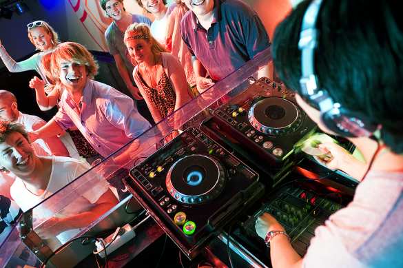 Весь город ошарашен: Студенты устраивали коронавирусные вечеринки, приз — горшок с деньгами