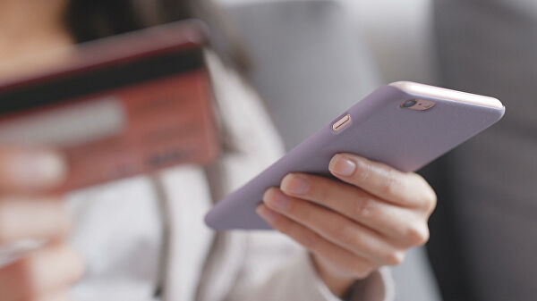 Банки запустили переводы от компаний гражданам по номеру телефона