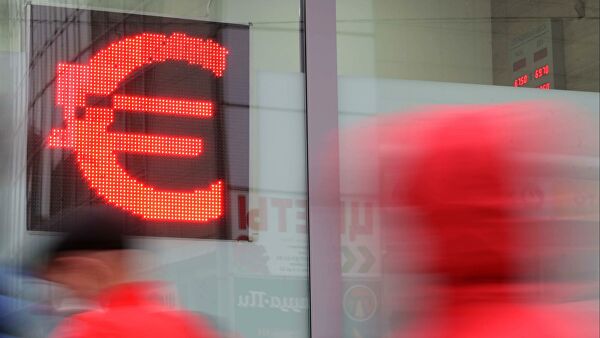 Курс евро превысил 81 рубль впервые с 7 июля