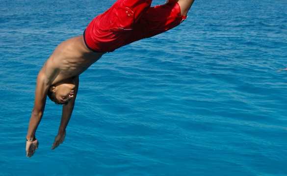 Увидеть Турцию и умереть: турист из России прыгнул с 40-метровой скалы в Анталье