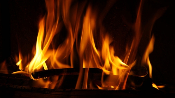 Появилось видео продолжающегося свыше 6 часов пожара на корабле ВМС США в Сан-Диего