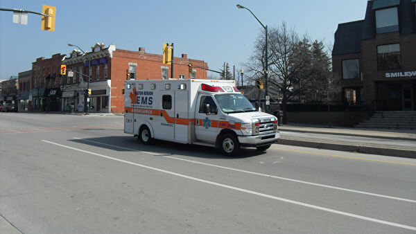 В Канаде автобус с туристами перевернулся у ледников