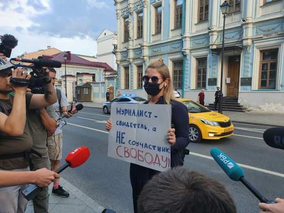 «Свободу всем нашим журналистам!»: у посольства Белоруссии в Москве собираются люди (ФОТО, ВИДЕО)