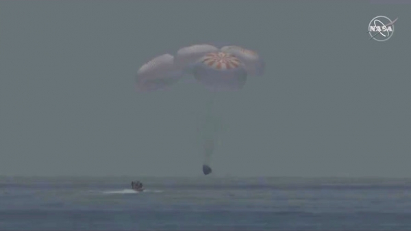 Астронавтов извлекли из спускаемого аппарата Crew Dragon Астронавтов извлекли из спускаемого аппарата Crew Dragon