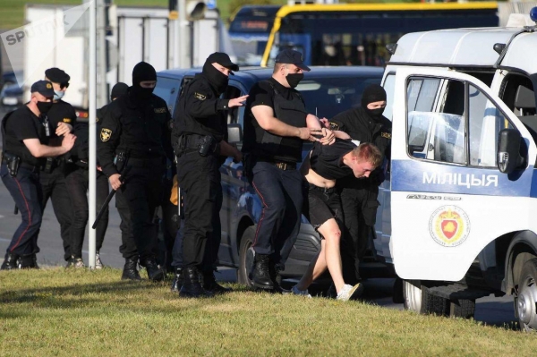 Минск кипит: силовики и спецтехника на улицах, начались задержания, закрыто метро (+ФОТО, ВИДЕО)