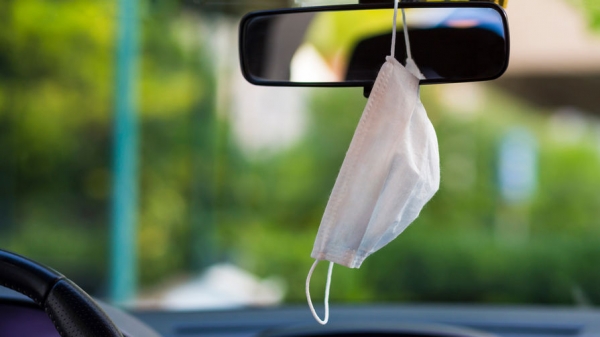 Ученый заявил, что в жару маски для защиты от COVID-19 нужно менять чаще