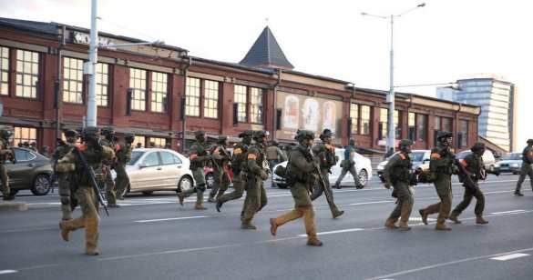 Минск кипит: силовики и спецтехника на улицах, начались задержания, закрыто метро (+ФОТО, ВИДЕО)