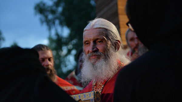 Схимонах Сергий направил к епархии "живой щит" из верующих Схимонах Сергий направил к епархии "живой щит" из верующих