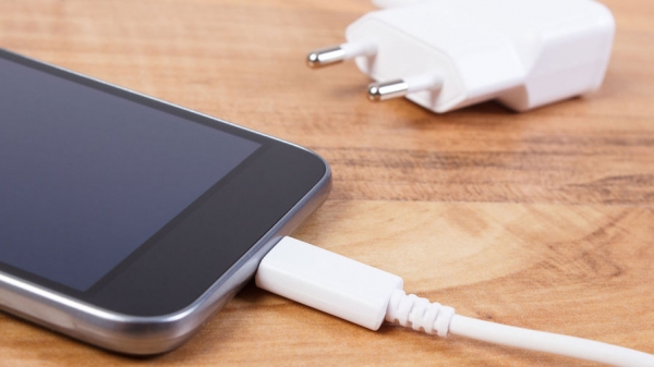 Названы причины неполной зарядки смартфона