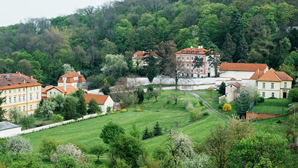 В Праге запретили курить в парках и садах