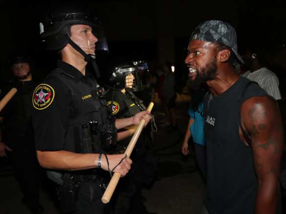 Новые погромы в США: полицейские опять открыли огонь по безоружному афроамериканцу (ФОТО, ВИДЕО) Новые погромы в США: полицейские опять открыли огонь по безоружному афроамериканцу (ФОТО, ВИДЕО)