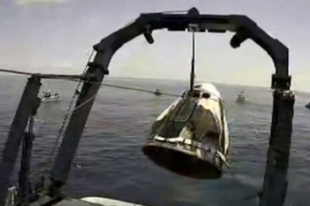 Американский пилотируемый корабль Crew Dragon благополучно приводнился у Флориды
