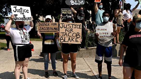 Новые погромы в США: полицейские опять открыли огонь по безоружному афроамериканцу (ФОТО, ВИДЕО) Новые погромы в США: полицейские опять открыли огонь по безоружному афроамериканцу (ФОТО, ВИДЕО)