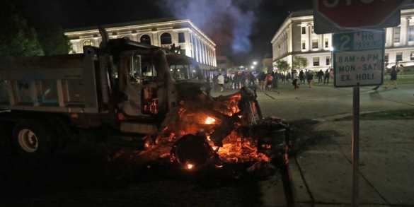 Новые погромы в США: полицейские опять открыли огонь по безоружному афроамериканцу (ФОТО, ВИДЕО) Новые погромы в США: полицейские опять открыли огонь по безоружному афроамериканцу (ФОТО, ВИДЕО)