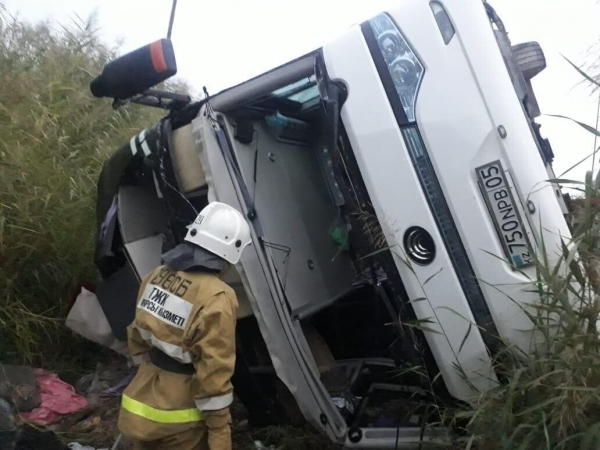 На юге Казахстана перевернулся автобус с 34 пассажирами