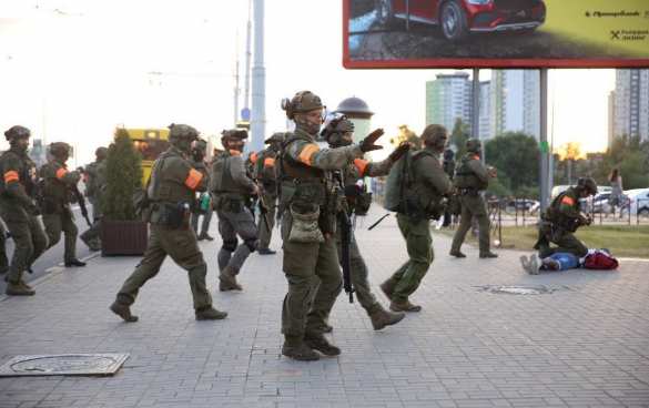 Минск кипит: силовики и спецтехника на улицах, начались задержания, закрыто метро (+ФОТО, ВИДЕО)