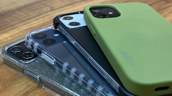 СМИ: Apple убрала из комплекта iPhone 12 зарядку и наушники