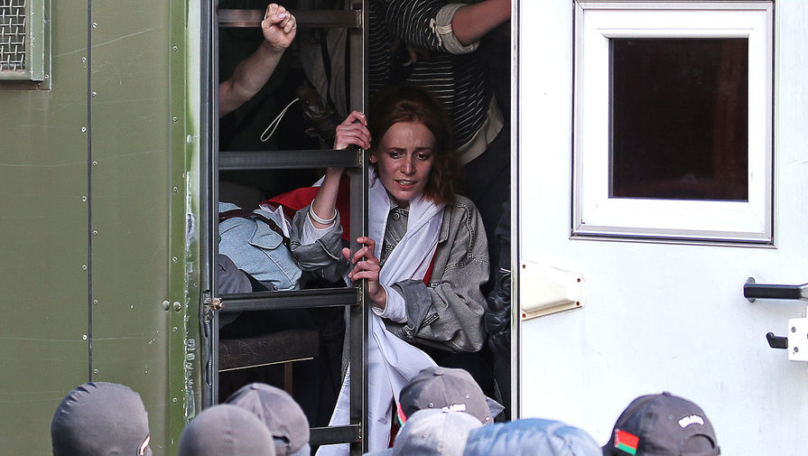 «Вам будет стыдно»: в Минске ОМОН задерживает женщин