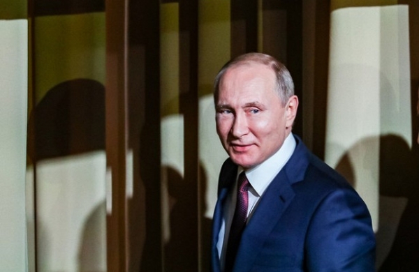 Путин увеличил зарплаты чиновникам, генпрокурору и председателю СК Путин увеличил зарплаты чиновникам, генпрокурору и председателю СК