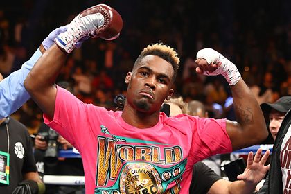 Американский боксер победил нокаутом и&nbsp;завоевал три чемпионских титула