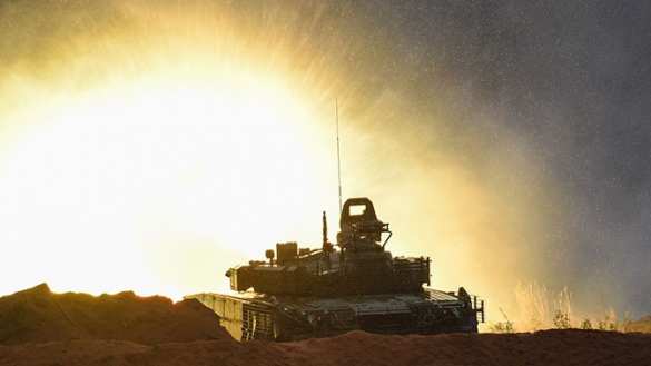 Ночной танковый бой&nbsp;&mdash; зрелищные кадры от Минобороны (ВИДЕО)
