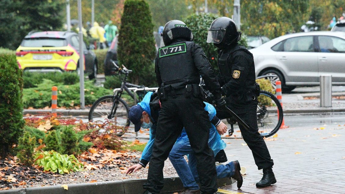 МВД Белоруссии: на протестах в Минске появились "агрессивные" радикалы