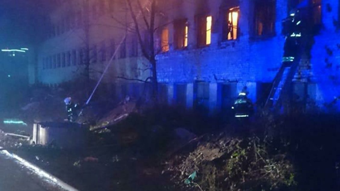 На территории завода "Серп и молот" загорелось здание На территории завода "Серп и молот" загорелось здание