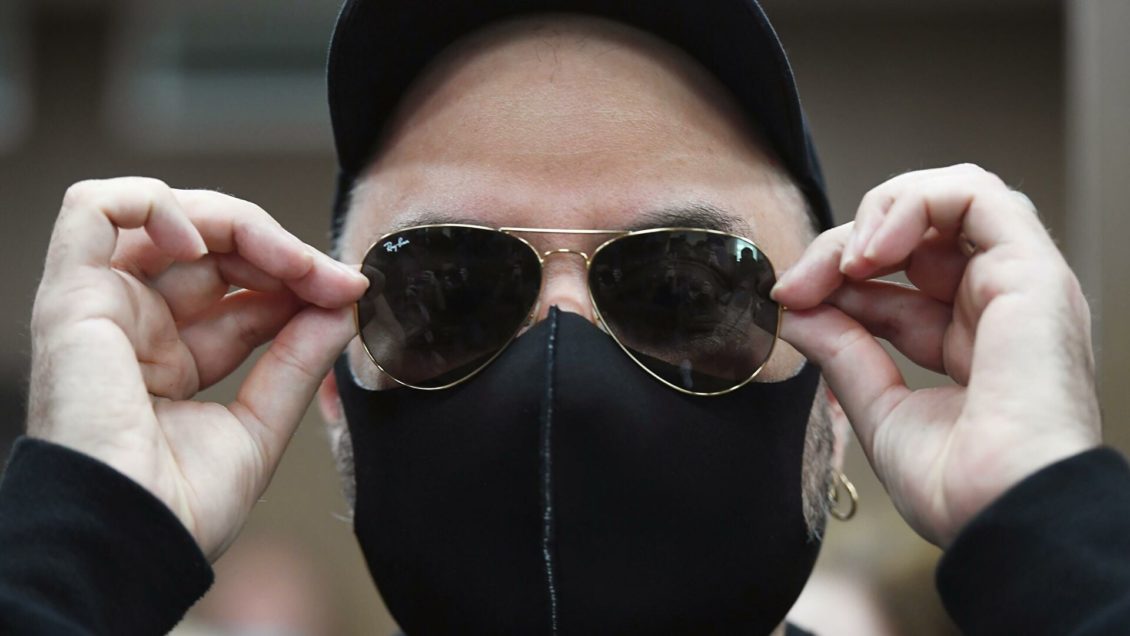 Как носить маску, чтобы не запотевали очки?