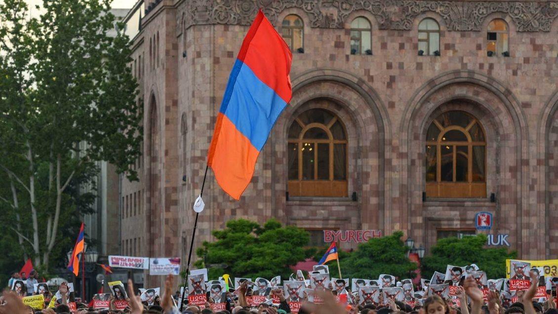 Армянские партии призвали привлечь "к делу защиты родины" экс-президентов