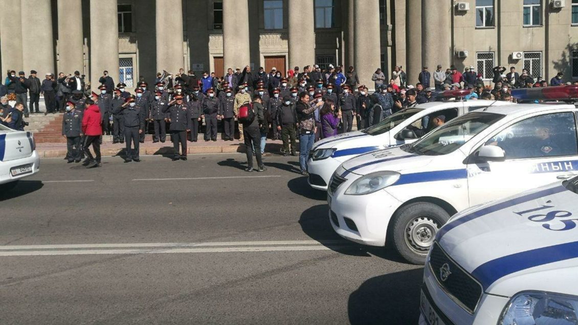 В Бишкеке неизвестные пытались захватить офис угольной компании В Бишкеке неизвестные пытались захватить офис угольной компании