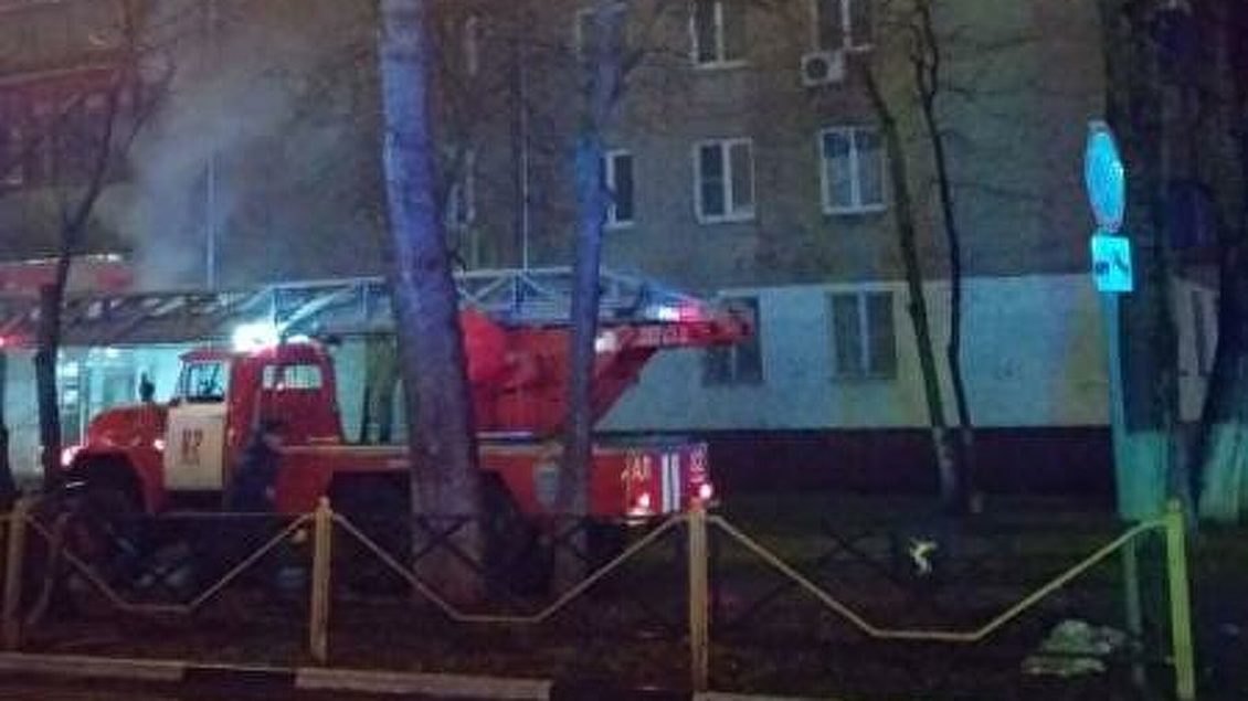 В Химках потушили пожар на крышах двух жилых домов