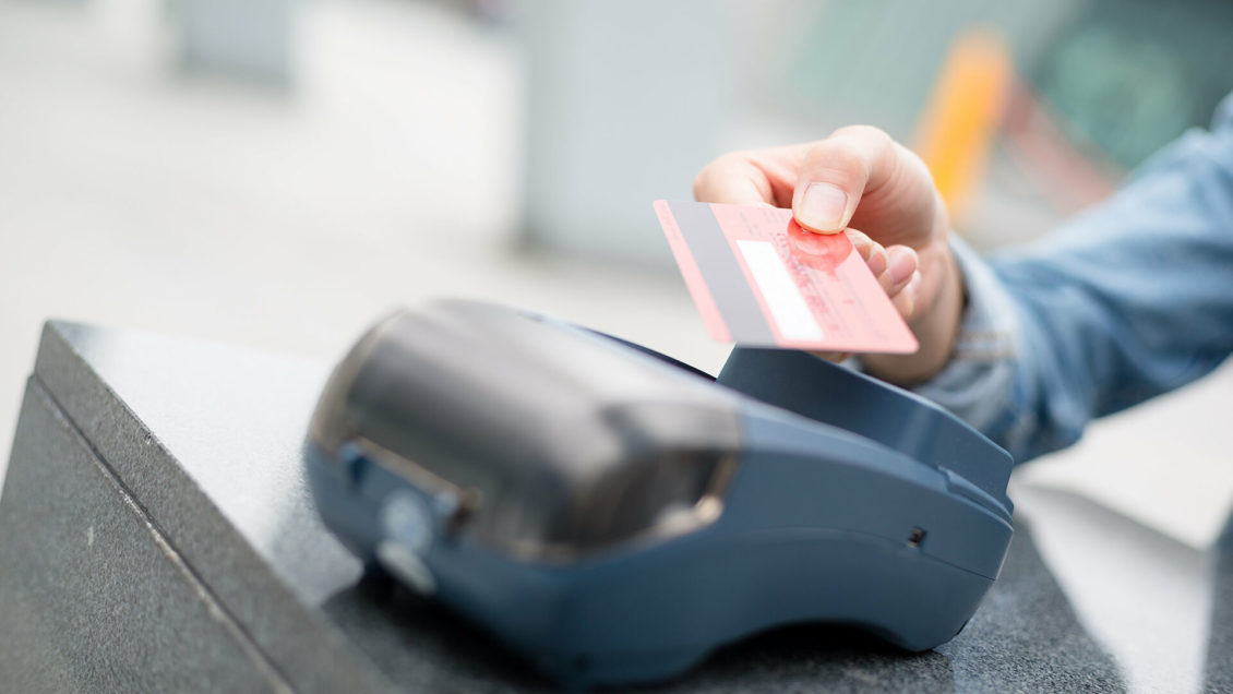 Сбербанк займется переработкой старых пластиковых карт в окна