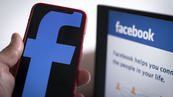 Эксперт посоветовал удалить Facebook с телефона