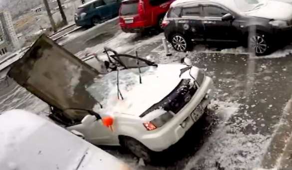 Бетонная плита рухнула на&nbsp;машину во Владивостоке, водитель чудом успел отбежать (ВИДЕО)