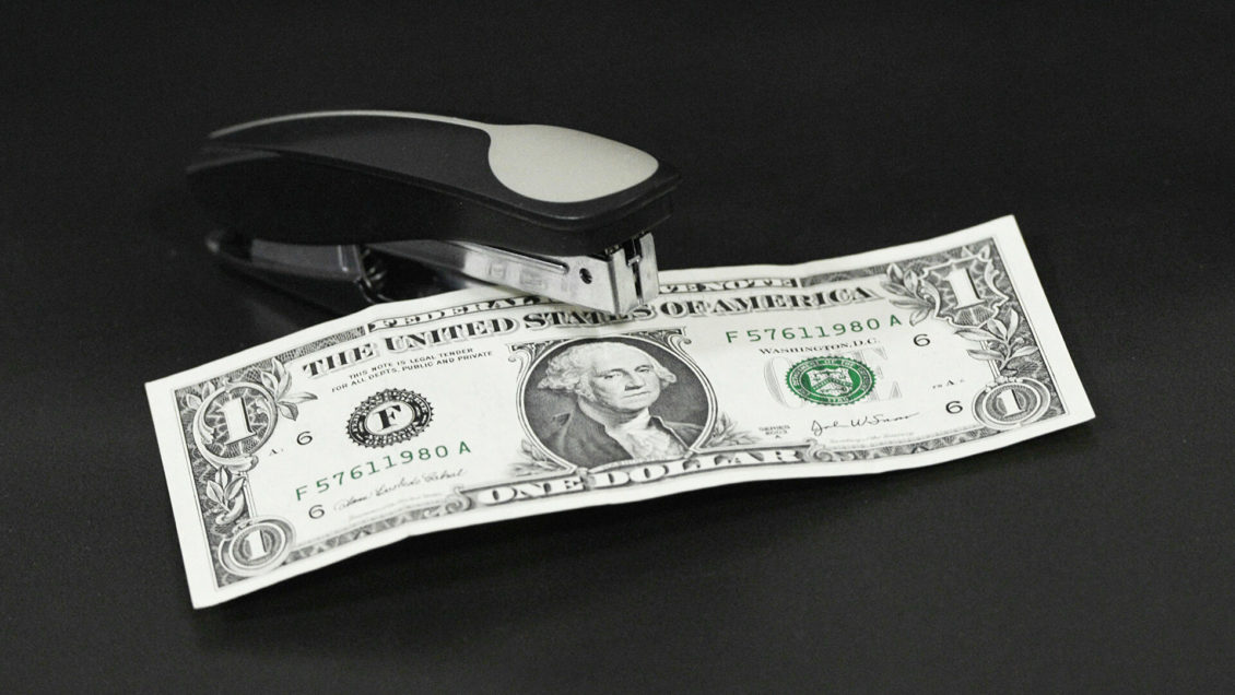 Аналитики предсказали падение курса доллара на 20%