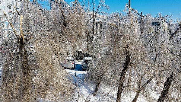 Жители острова Русский шесть дней живут без света и ждут очереди на паром
