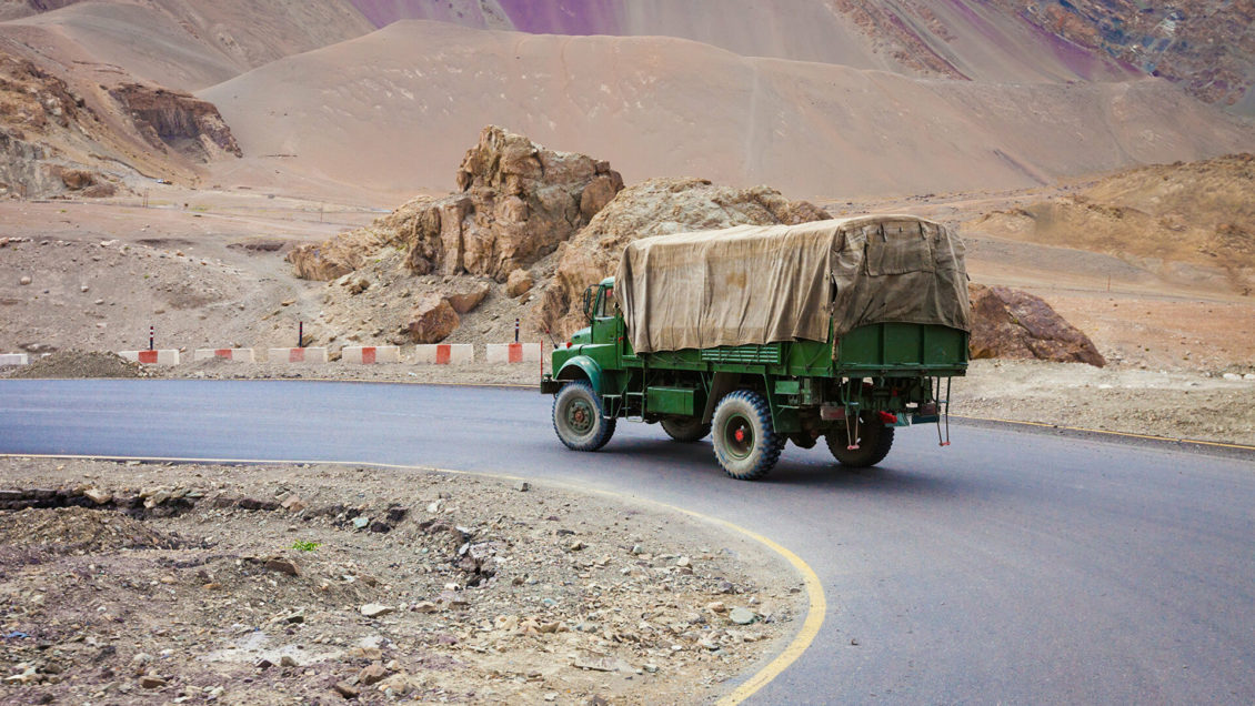 Молодожены погибли под колесами грузовика вскоре после свадьбы